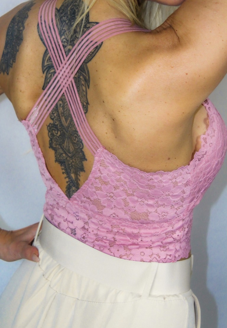 Csipke top hátán keresztpánttal, hússzínű